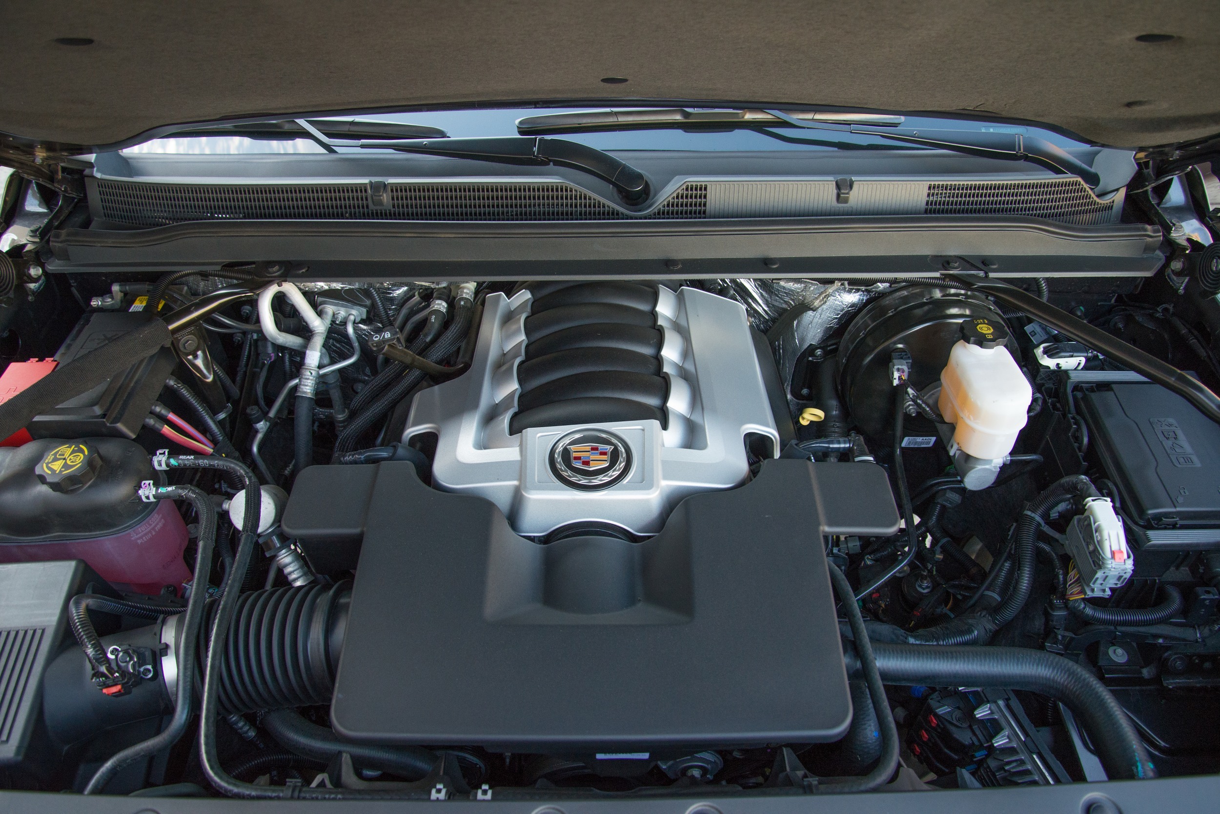 Двигатель escalade. Двигатель Cadillac Escalade 6.2. Двигатель Кадиллак escalada 2015. Кадиллак Эскалейд двигатель. Cadillac Escalade 2015 мотор.